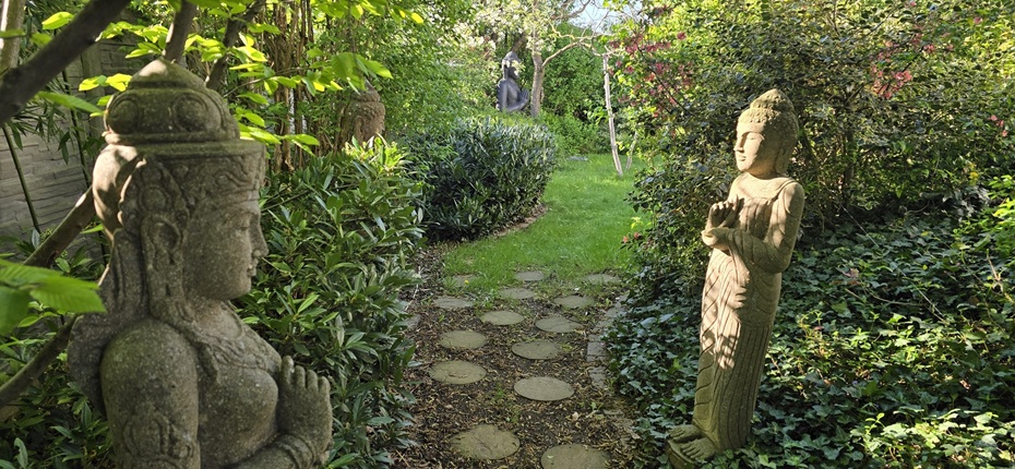 Steinbuddha und Dewi Sri im Garten