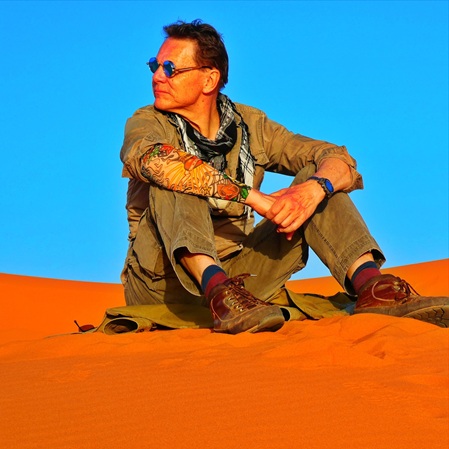 Im Sand der Sahara sitzend