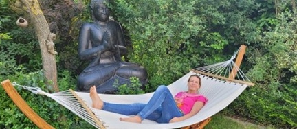 2m sitzender Buddha aus Lavaguss