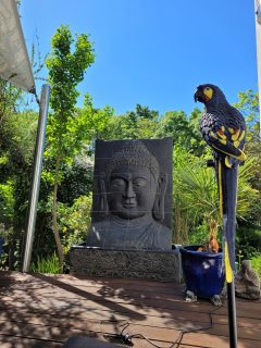 Buddha Reliefbrunnen auf der Terrasse