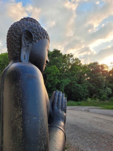 2 m Höhe und 500 kg Gewicht, ein mächtiger Buddha