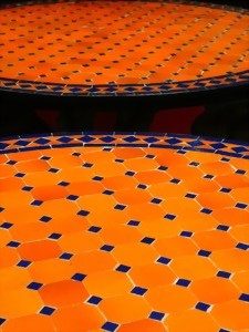 Bunte, orangefarbene Fliesen mit blauen und dunkelblauen Mustern.