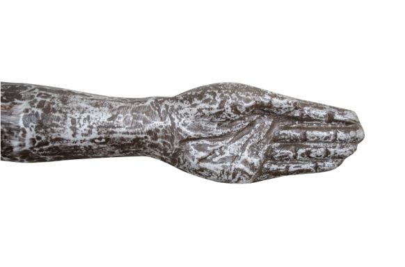 Hand einer Statue mit feinen Details und einer offenen Handfläche.