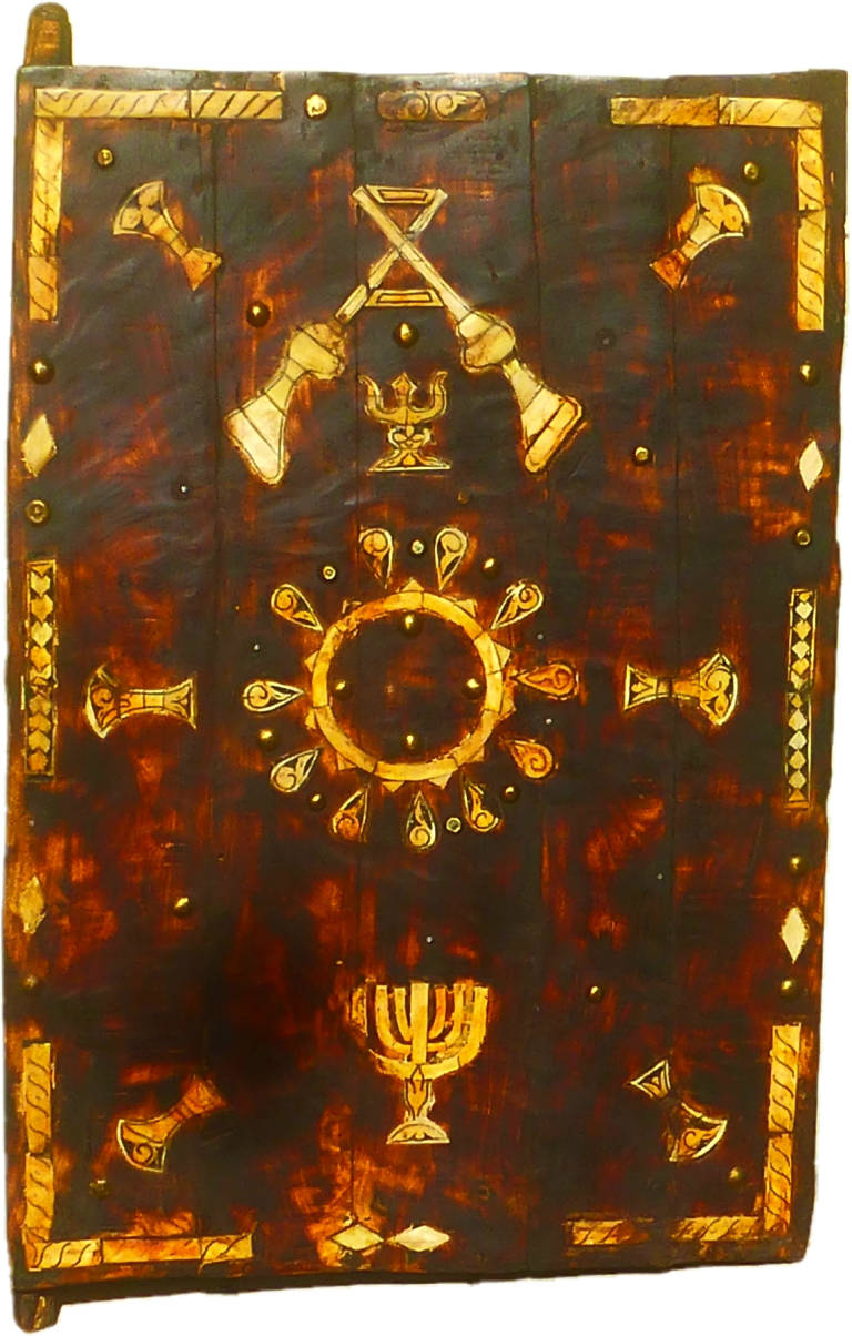 Ein kunstvoll gestaltetes Schild mit unterschiedlichen Symbolen und Verzierungen.