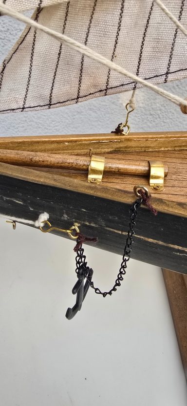 Detailaufnahme von einem Schiffsdeck mit Riegel und Schnur.
