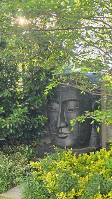 Ein großer Buddhabrunnen im Garten