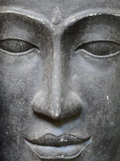 Ein großes asiatisches Gesicht.