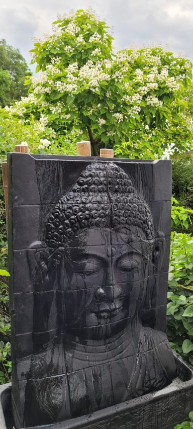 Buddha-Reliefbrunnen  im Garten