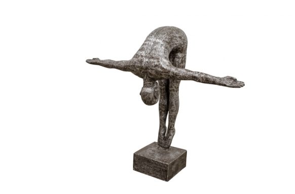Skulptur eines menschlichen Körpers in einer dynamischen, fliegenden Pose.