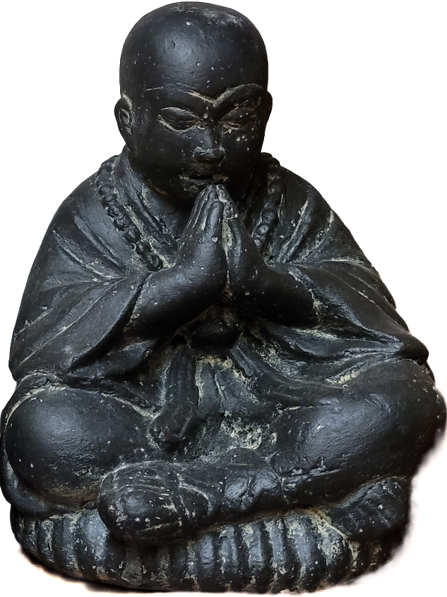 Eine sitzende Statue eines betenden Buddhas in meditativer Haltung.