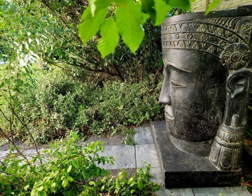 Sehr großer Buddhabrunnen im Grün