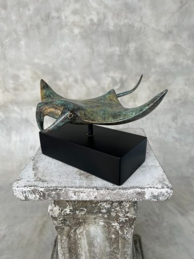 Ein Mantarochen (40 cm) aus Bronze