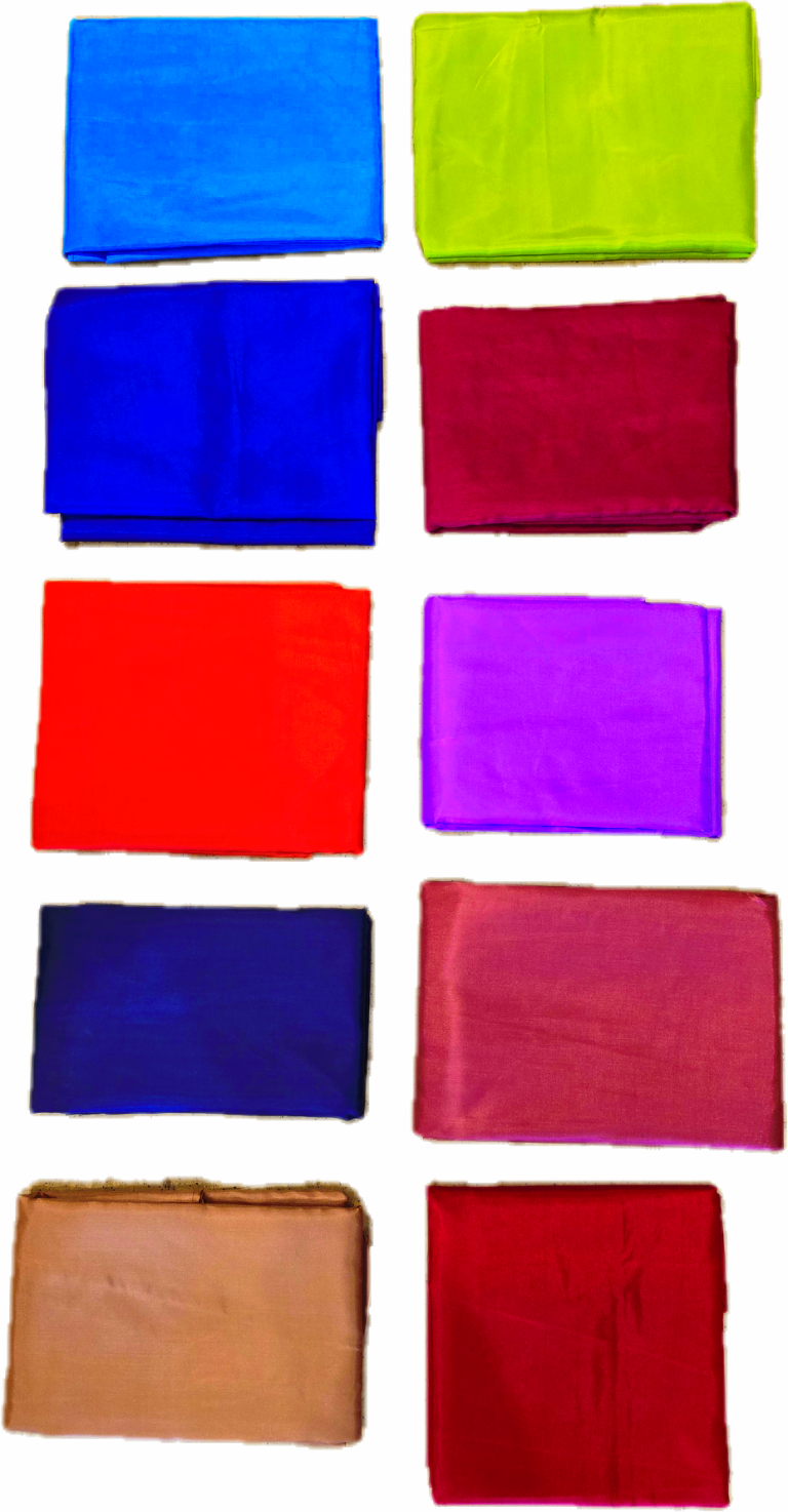 Bunte Stoffstücke in Reihen angeordnet: grün, blau, rot, lila, braun und mehr.