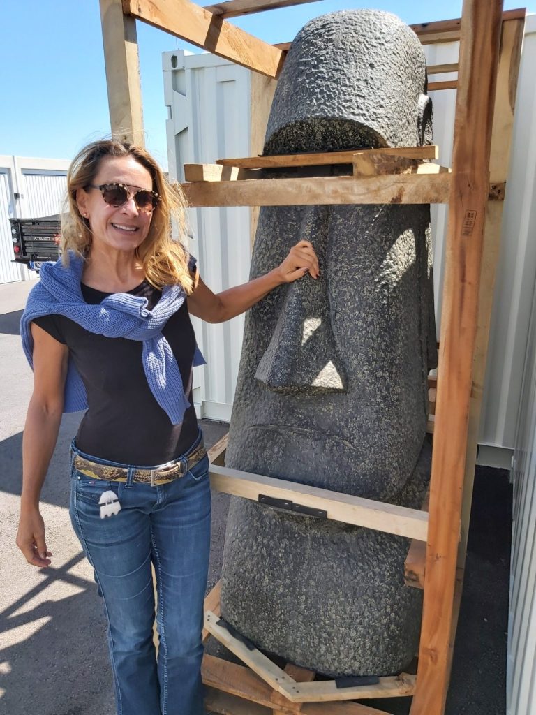 150 cm hoher Moai in der Holzkiste
