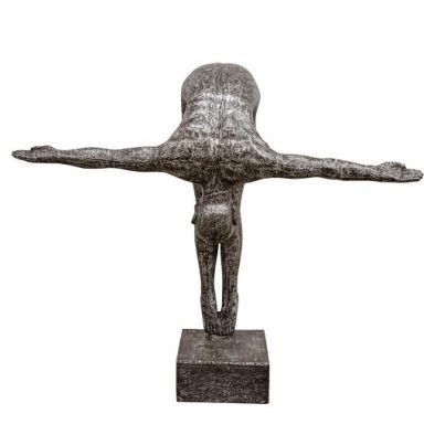 Stilisierte Skulptur eines Sportlers in der Sprungposition mit ausgestreckten Armen.