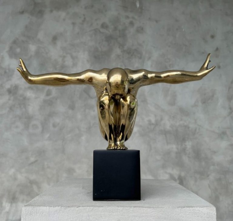 Ein Jaguar aus grünlicher Bronze