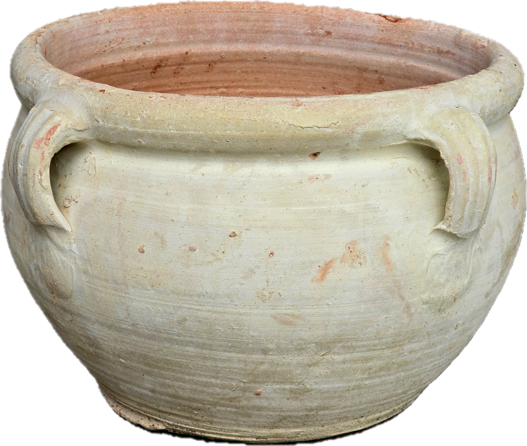 Grobe, ovale Tontopf mit zwei seitlichen Griffen, in beige-weißer Farbe.