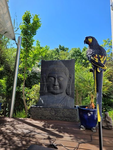 Buddha-Reliefbrunnen  auf der Terrasse