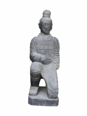 Steinerne Buddha-Statue, aufrecht stehend, Hände in der Rad der Lehrehaltung.