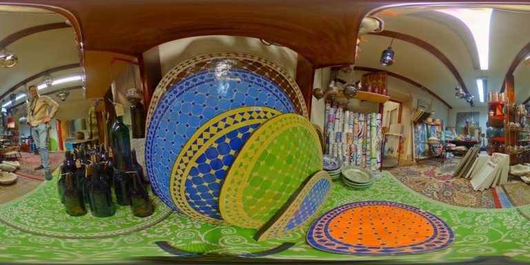 Bunte Teller in einem traditionellen Markt, mit einem vielfältigen Hintergrund aus Waren.