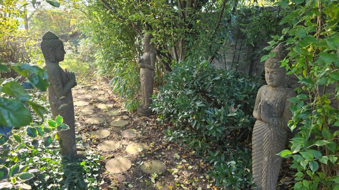  Buddha-Weg im Frühling, alles erwacht.