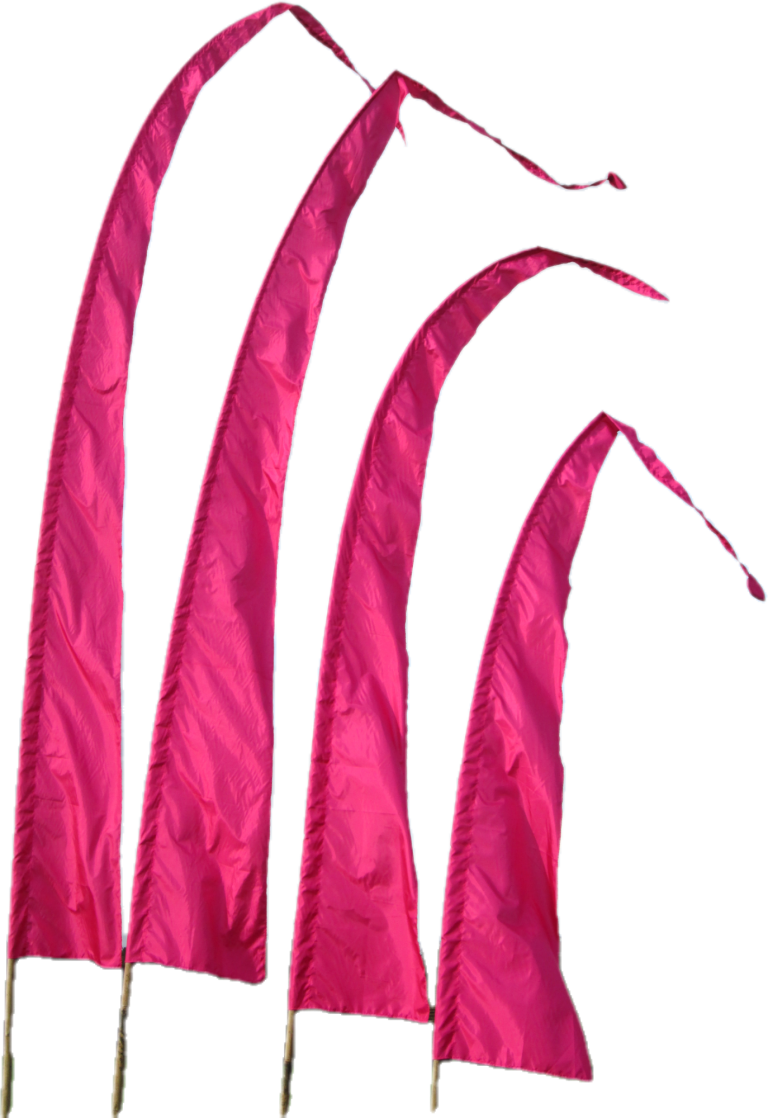 Vier lange, schlanke pinkfarbene Fahnen stehen aufrecht.