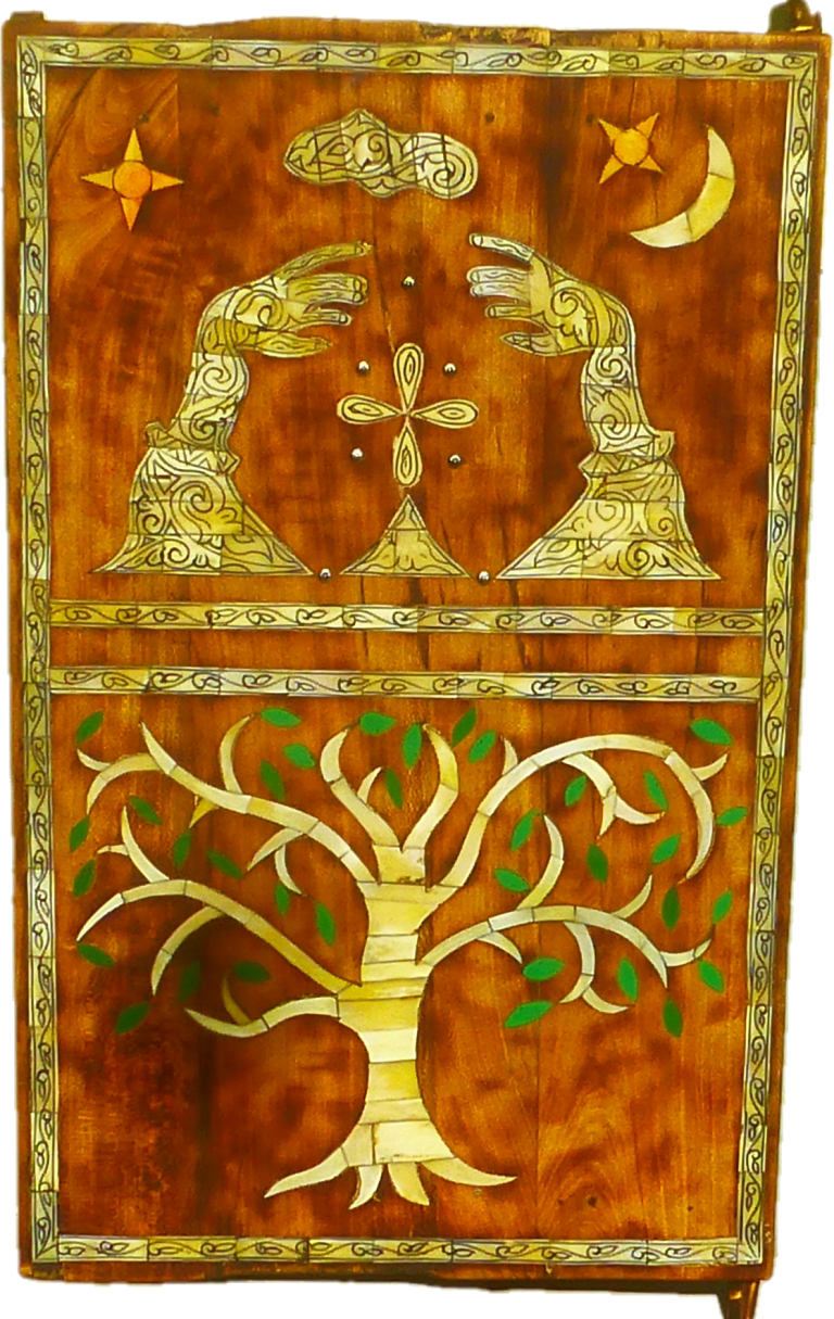 Hände formen einen Baum, umgeben von Sternen und einem Mond, auf einem kupferfarbenen Hintergrund.