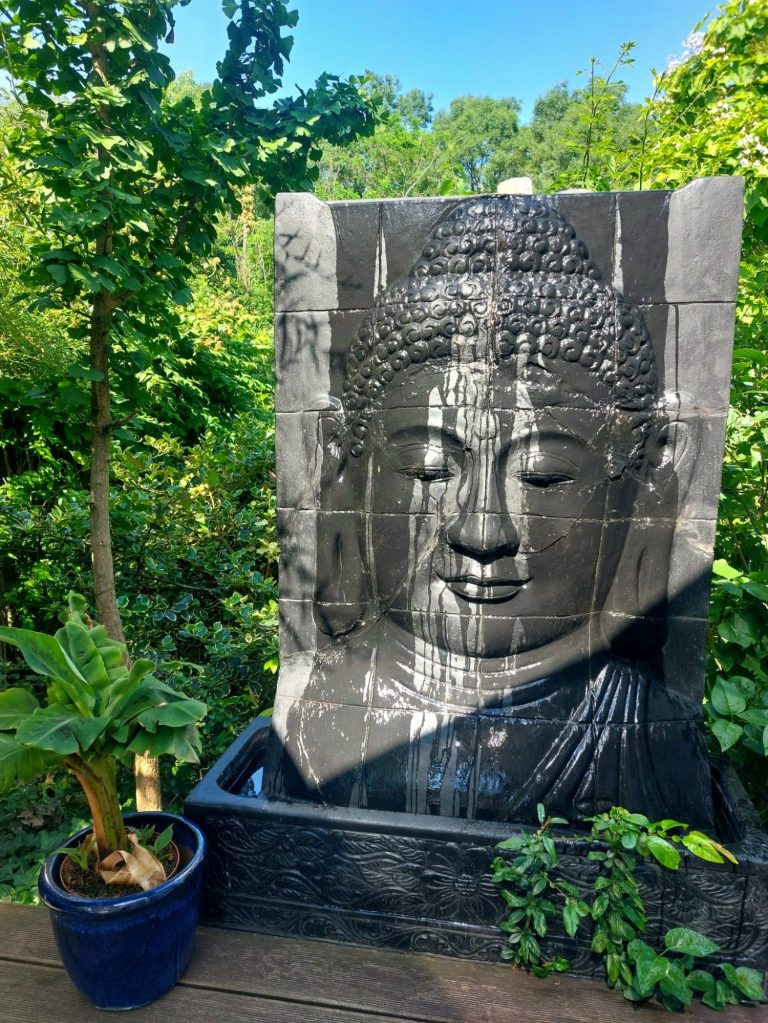 Buddha-Reliefbrunnen aus Stein