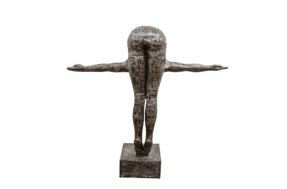 Skulptur eines stehenden humanoiden Körpers mit ausgebreiteten Armen.