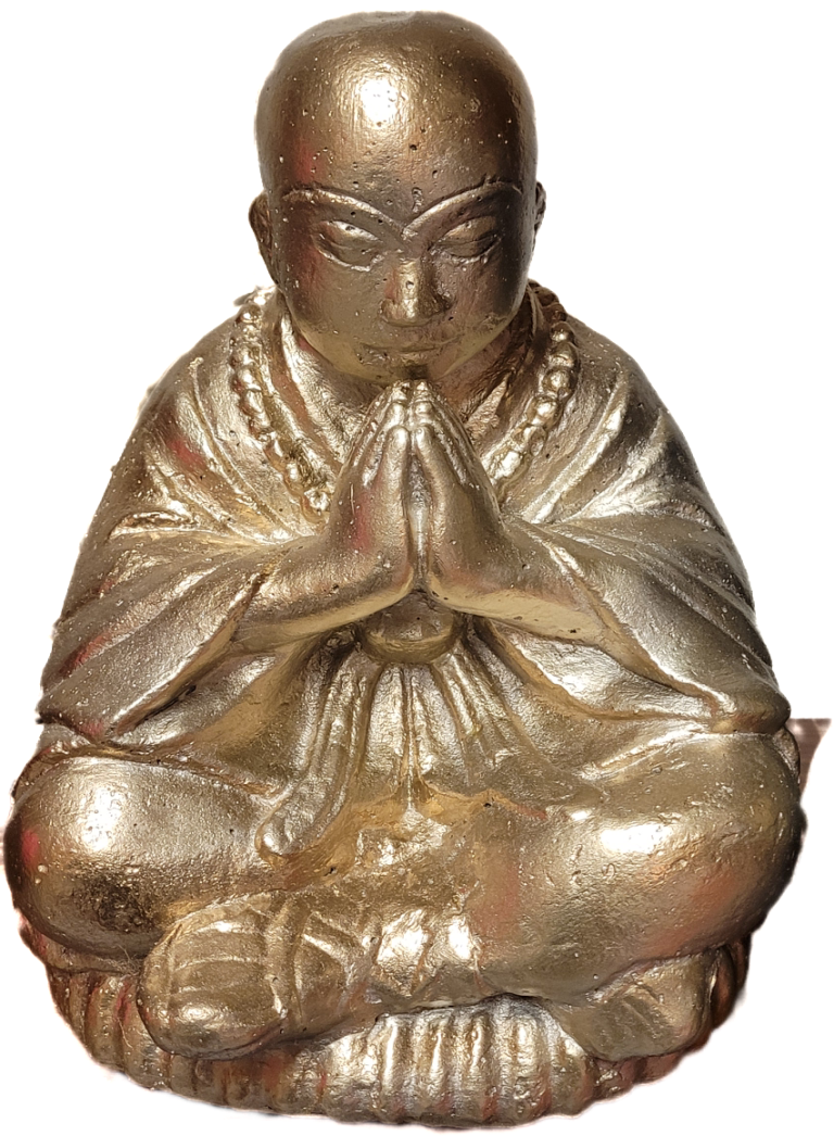 Goldfarbener, sitzender Buddha mit gefalteten Händen in Meditationshaltung.
