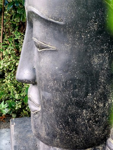 Ein sehr großes asiatisches Gesicht als Brunnen.
