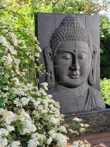 Buddha-Reliefbrunnen  auf der Terrasse.