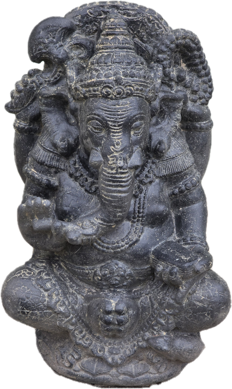 Skulptur von Ganesha, dem hinduistischen Elefantenkopf-Gott, in dunklem Stein.
