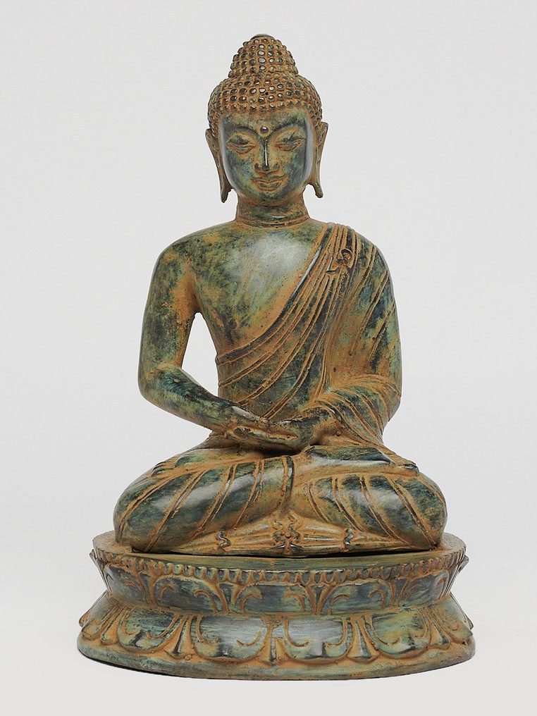 Buddha-Statuette in sitzender Position, detailreiche Verzierung und grüne Patina.