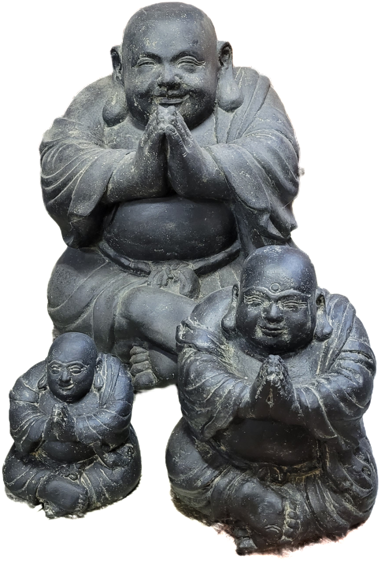 Drei sitzende Buddha-Figuren in betender Pose aus grauem Material.