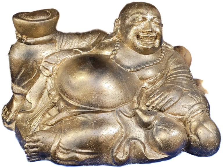 Lächelnder, goldener Buddha mit großem Bauch und einer Tasse, entspannt liegend.