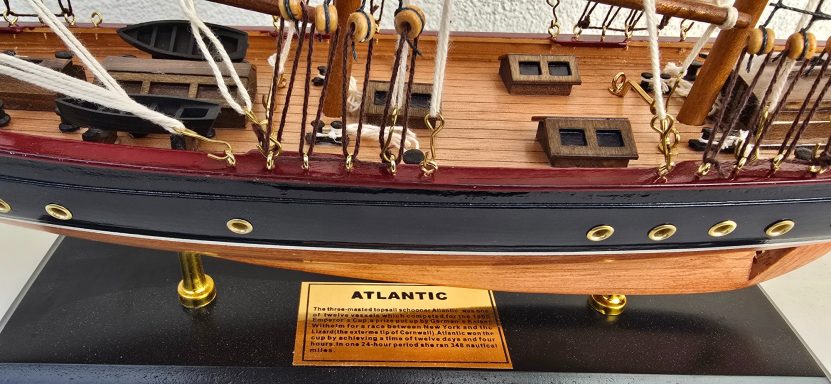 Modell eines historischen Segelschiffs aus Holz mit detaillierter Deckgestaltung.