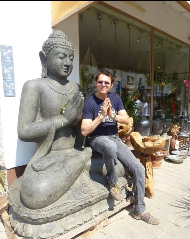 Der große Buddha mit 2m vor dem Geschäft