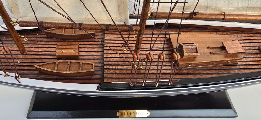 Detailansicht eines Schiffsmodells mit Holzdecks und takelaget Einzelheiten.