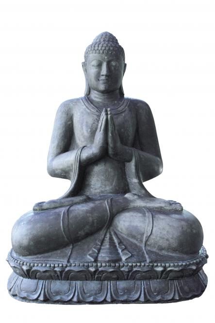 Steinerner Buddha in sitzender Position mit gefalteten Händen.