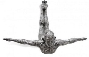 Steinerne Buddha-Statue, aufrecht stehend, Hände in der Rad der Lehrehaltung.