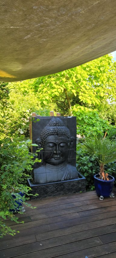 Buddha-Reliefbrunnen  im Garten