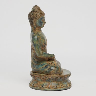 Sitzender Buddha mit feiner Bemalung und detailreicher Haarstruktur.