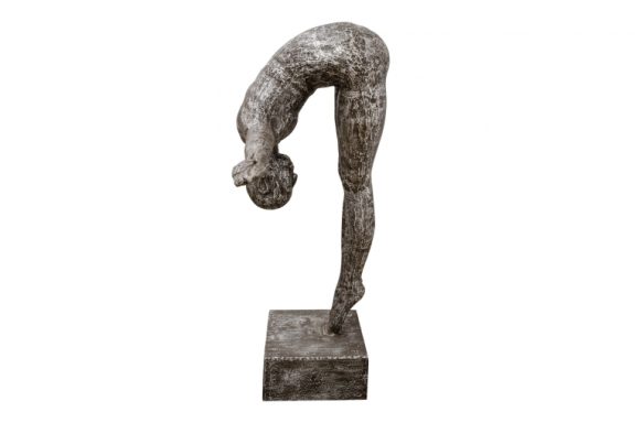 Skulptur eines menschlichen Körpers, der sich nach vorne beugt, auf einem quadratischen Sockel.