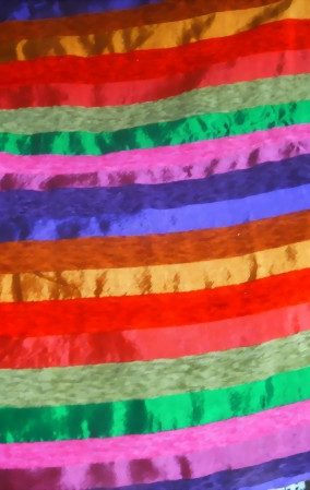 Bunte Streifen in Rot, Grün, Blau, Lila und Pink, die horizontal angeordnet sind.