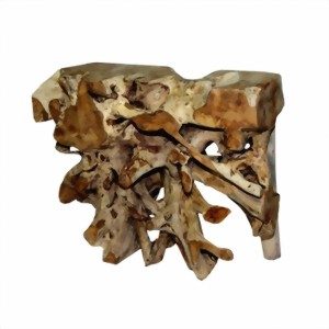 Holztisch mit organischer Form und naturbelassener Oberfläche.