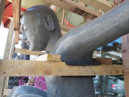 Granit geschlagener Sportler in der Hocke.