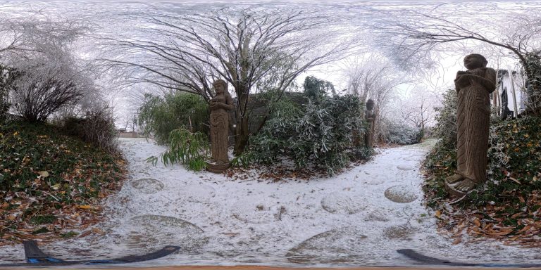 Buddha-Weg im Winter mit leichtem Schnee