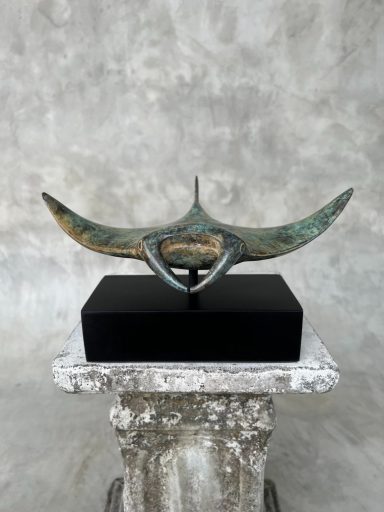 Ein Mantarochen (40 cm) aus Bronze auf Sockel
