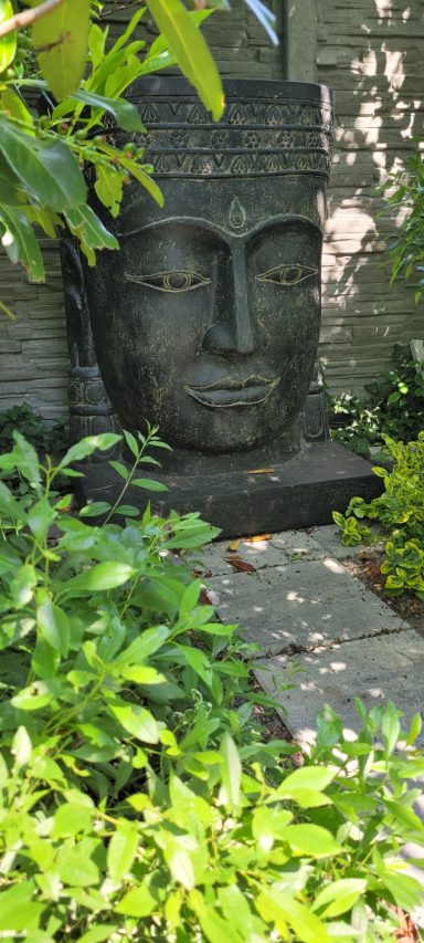 Sehr großer Asia-Brunnen im Grün.